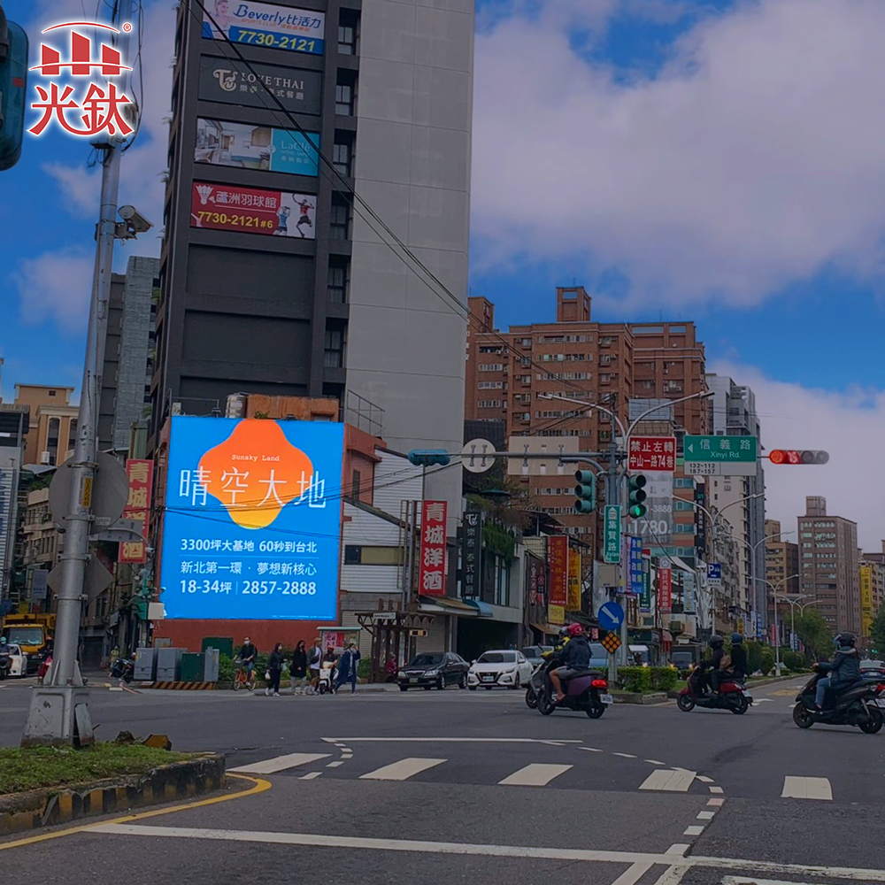 正集賢路上徐匯廣場旁_晴空大地 photo